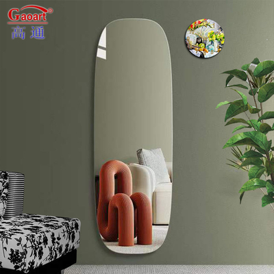 Agregue un toque de elegancia a su decoración con este espejo de longitud de piso abovedado