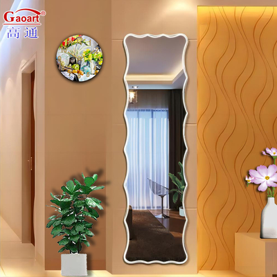 Mejore el diseño de su baño con un espejo sin marco como punto focal