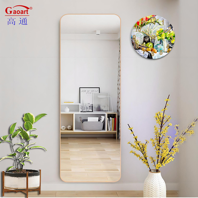 Espejo colgante de pared compacto para un baño de lujo