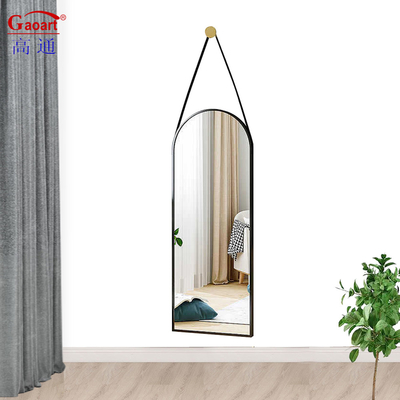 Diseño de baño elegante con gran espejo de pared de aluminio negro enmarcado y marco de oro