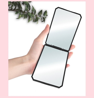 Espejo de vestidor de dama compacto ajustable con luz LED en forma de corazón y diseño personalizado
