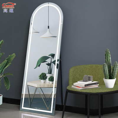 Y un elegante espejo de baño LED para su proyecto de transformación del baño