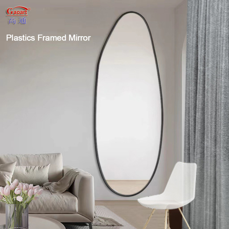 Gran muro de hierro de baño enmarcado en metal decoración moderna con espejo de vidrio y marco de oro