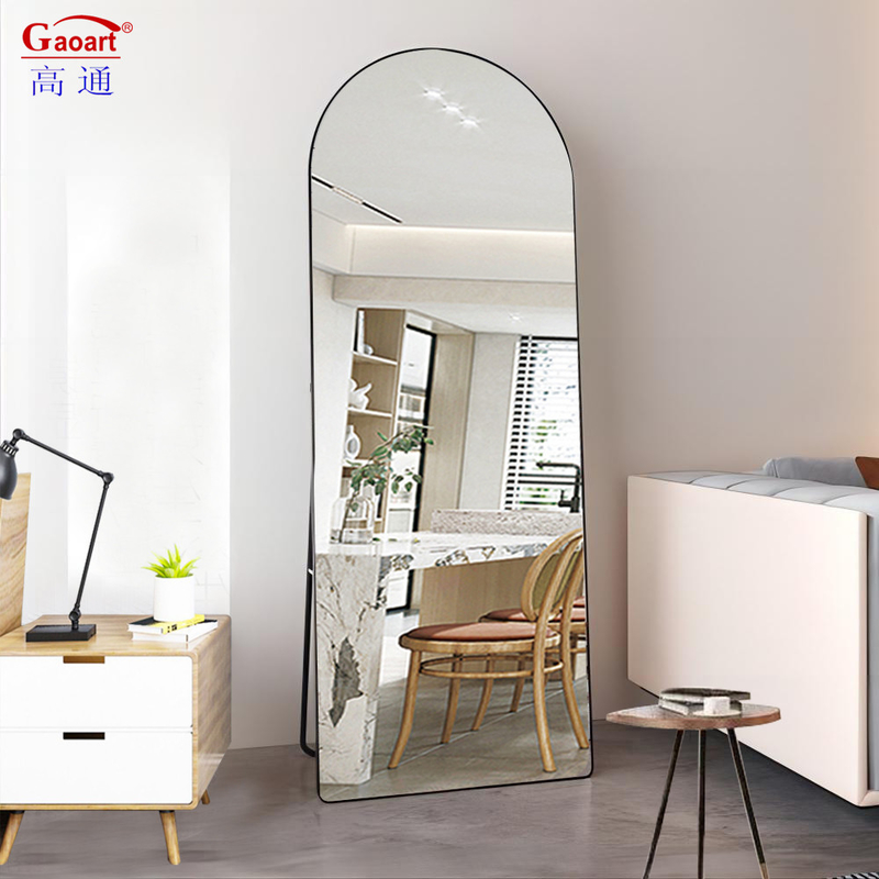 Gran espejo de pared para baño y vestuario en estilo de diseño contemporáneo