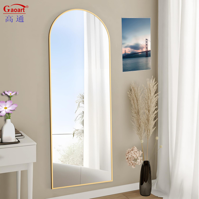 Sala de estar de diseño contemporáneo con espejo de vidrio con pegatina de arco de oro antiguo de longitud completa